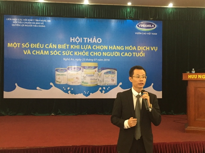 TS Nguyễn Ho&agrave;ng L&ecirc; &ndash; Giảng vi&ecirc;n học viện Qu&acirc;n y, chuy&ecirc;n khoa gan mật BV 103-TPHN- đang chia sẻ tư liệu tại hội thảo.