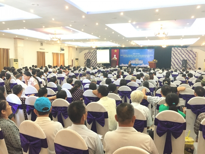 Người ti&ecirc;u d&ugrave;ng đang đặt c&acirc;u hỏi c&ugrave;ng TS Nguyễn Ho&agrave;ng L&ecirc; tại &nbsp;hội thảo.