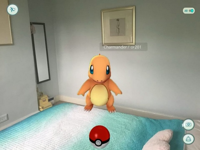 Điểm độc đ&aacute;o của Pokemon Go l&agrave; người chơi c&oacute; thể theo dấu c&aacute;c con Pokemon trong đời thực th&ocirc;ng qua sử dụng camera của smartphone. (Ảnh: Reuters)