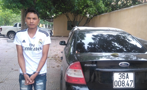 Đối tượng Nguyễn Th&agrave;nh C&ocirc;ng v&agrave; chiếc xe chở người trốn ra nước ngo&agrave;i tr&aacute;i ph&eacute;p.