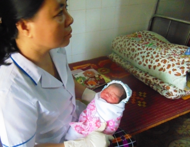 B&eacute; g&aacute;i sơ sinh nặng 2,8kg hiện đang được c&aacute;c y b&aacute;c sỹ ở trạm y tế chăm s&oacute;c, chờ người đến nhận.