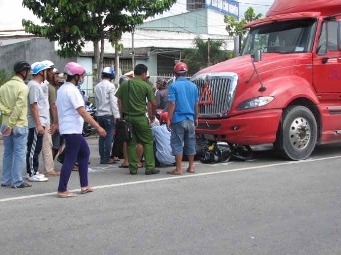 Lực lượng chức năng đang tiến h&agrave;nh kh&aacute;m nghiệm hiện trường.
