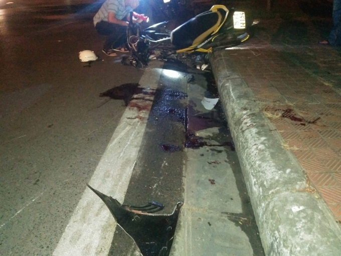 &nbsp;        &nbsp;Sau vụ tai nạn 1 chiếc xe m&aacute;y văng l&ecirc;n s&aacute;t vỉa h&egrave;.