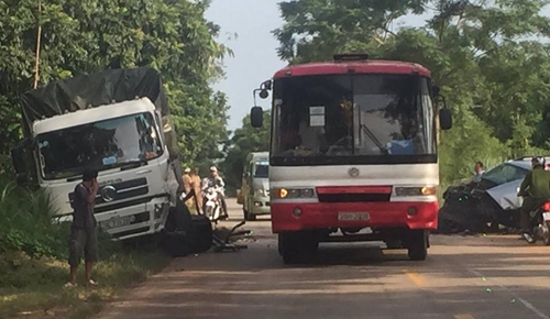 Sau c&uacute; va chạm, xe tải cũng mất l&aacute;i, lao xuống vệ đường.