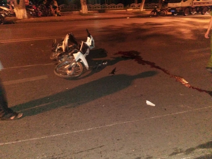 Chiếc xe c&ograve;n lại trượt một đoạn d&agrave;i rồi ng&atilde; xuống mặt đường.