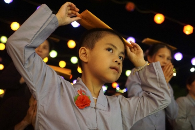 B&ocirc;ng hồng m&agrave;u đỏ xuất hiện tr&ecirc;n ngực &aacute;o của những ai c&ograve;n cha mẹ.