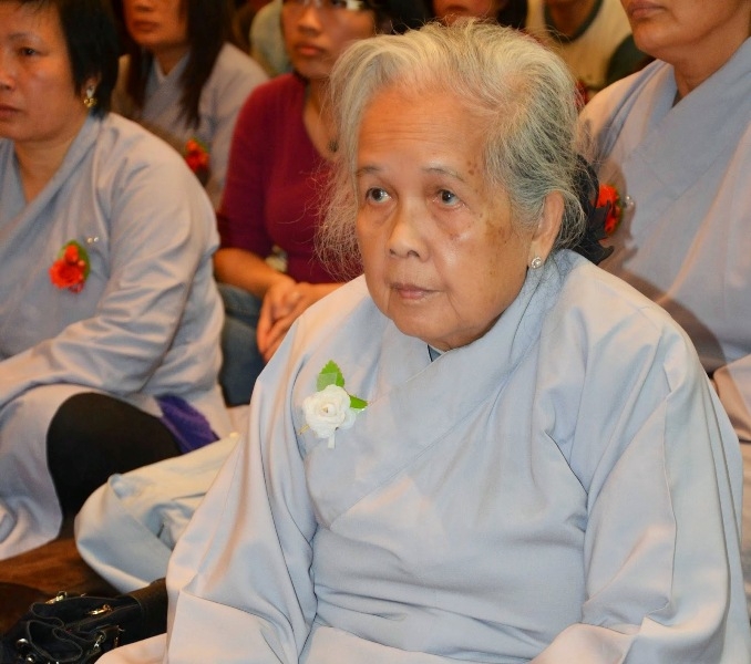 Nếu cha mẹ kh&ocirc;ng c&ograve;n nữa sẽ được c&agrave;i l&ecirc;n ngực một b&ocirc;ng hoa m&agrave;u trắng.