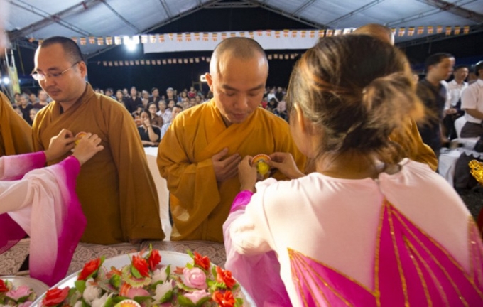 B&ocirc;ng hồng m&agrave;u v&agrave;ng d&agrave;nh cho c&aacute;c nh&agrave; sư.