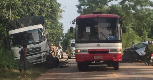 Thanh Hóa: Đấu đầu xe tải, xe con nát đầu, tài xế may mắn thoát chết