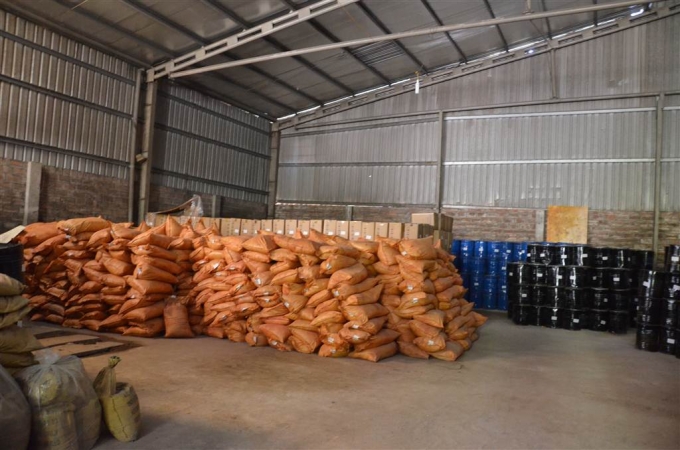 Những sản phẩm nghi h&oacute;a chất được xếp trong kho.