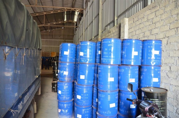 Những th&ugrave;ng phuy n&agrave;y được d&aacute;n tem rất th&ocirc; sơ, kh&ocirc;ng c&oacute; tem nhập khẩu, dấu của cơ quan chức năng kiểm định...