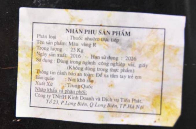 B&ecirc;n trong kho nghi chứa &ldquo;h&oacute;a chất&rdquo;, &ldquo;ngập ngụa&rdquo; m&ugrave;i thuốc s&acirc;u giữa khu d&acirc;n cư