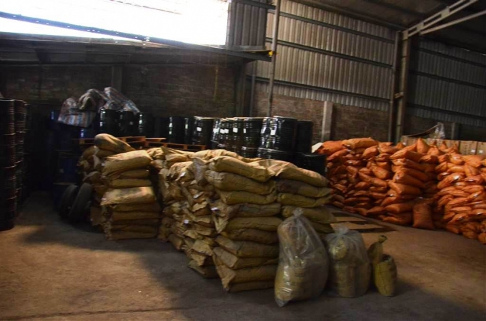 B&ecirc;n trong kho nghi chứa &ldquo;h&oacute;a chất&rdquo;, &ldquo;ngập ngụa&rdquo; m&ugrave;i thuốc s&acirc;u giữa khu d&acirc;n cư