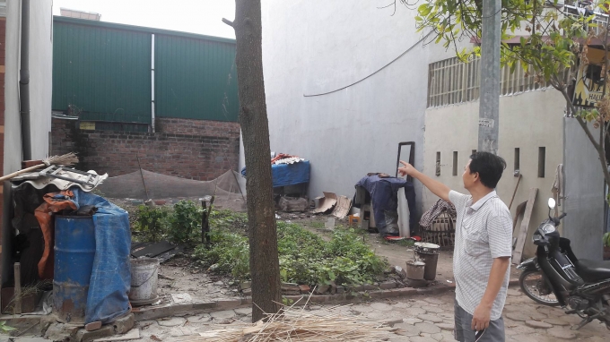 Kho nghi chứa h&oacute;a chất nằm rất s&aacute;t nh&agrave; c&aacute;c hộ d&acirc;n.