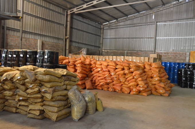 B&ecirc;n trong kho nghi chứa h&oacute;a chất bốc m&ugrave;i nồng nặc, kh&oacute; chịu.