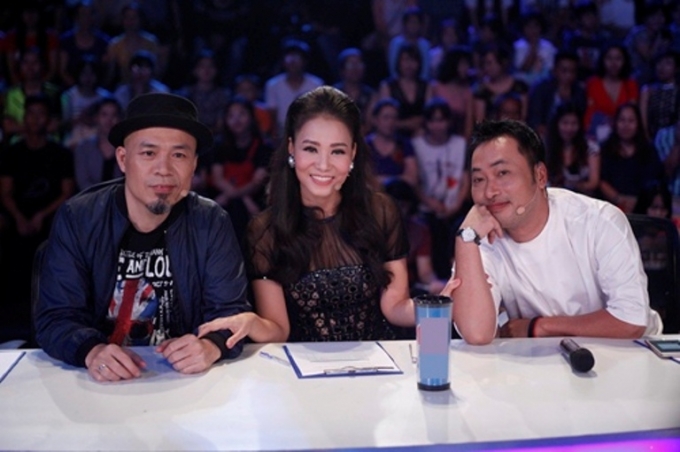 Bộ ba Ban gi&aacute;m khảo trong đ&ecirc;m Gala 4 lần n&agrave;y c&oacute; th&ecirc;m cả nhạc sỹ Huy Tuấn thay thế cho vị tr&iacute; của ca sỹ Bằng Kiều.