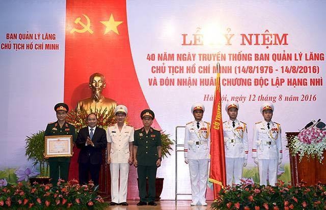 Thủ tướng trao Hu&acirc;n chương độc lập hạng Nh&igrave; cho đơn vị đảm nhiệm việc bảo quản, g&igrave;n giữ thi h&agrave;i B&aacute;c.