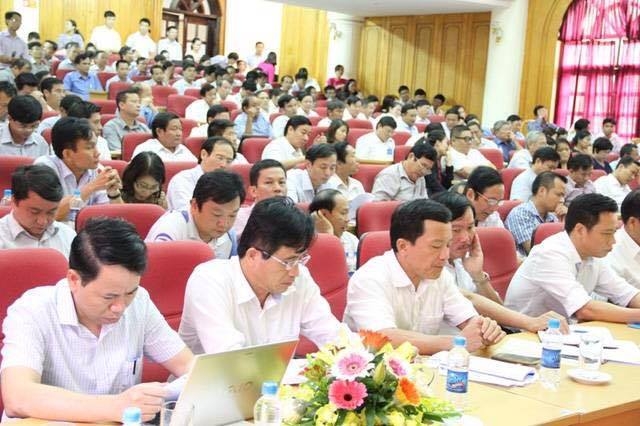 Hơn 200 doanh nghiệp tham dự buổi trao đổi với Chủ tịch&nbsp;UBND tỉnh.