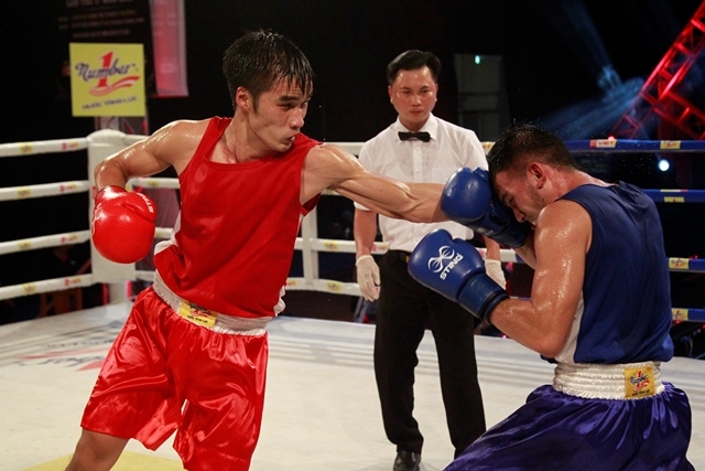 Ngọc Hải (đỏ) tấn c&ocirc;ng chớp nho&aacute;ng v&agrave; ra nhiều đ&ograve;n ch&iacute;nh x&aacute;c.