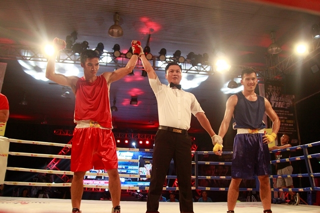 Chiến thắng đ&atilde; thuộc về tay đấm Nguyễn Ngọc Hải của đo&agrave;n TP.HCM.