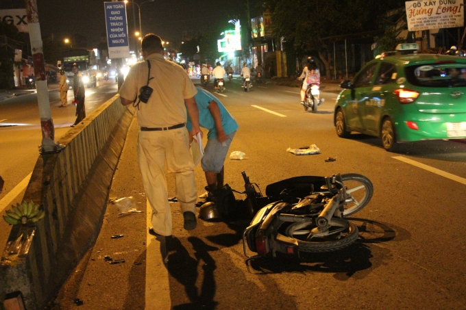 Chiếc xe m&aacute;y dập n&aacute;t c&ugrave;ng chuối v&agrave; nhan ( b&ecirc;n tr&aacute;i ) được người d&acirc;n mang ra đốt.