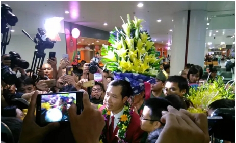 Đ&uacute;ng 21h30 ng&agrave;y 14/8, Ho&agrave;ng Xu&acirc;n Vinh đ&atilde; c&oacute; mặt ở s&acirc;n bay Nội B&agrave;i