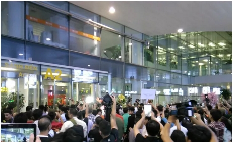 Tất cả chờ đợi được ch&agrave;o đ&oacute;n người h&ugrave;ng trở về từ Brazil