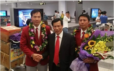 Bộ trưởng Bộ VH,TT&amp;amp;amp;DL Nguyễn Ngọc Thiện đ&oacute;n người h&ugrave;ng Ho&agrave;ng Xu&acirc;n Vinh ở s&acirc;n bay Nội B&agrave;i