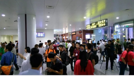 &ldquo;Biển người&rdquo; ch&agrave;o đ&oacute;n xạ thủ Ho&agrave;ng Xu&acirc;n Vinh tại s&acirc;n bay Nội B&agrave;i