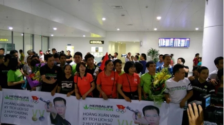 21h30 m&aacute;y bay mới chở đội Bắn s&uacute;ng Việt Nam về đến Nội B&agrave;i, nhưng kh&aacute; đ&ocirc;ng người h&acirc;m mộ đ&atilde; chờ từ v&agrave;i tiếng trước