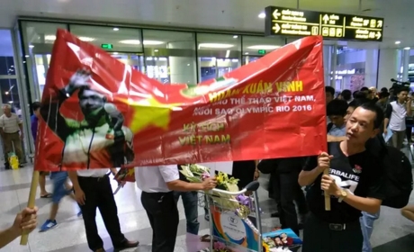 &ldquo;Biển người&rdquo; ch&agrave;o đ&oacute;n xạ thủ Ho&agrave;ng Xu&acirc;n Vinh tại s&acirc;n bay Nội B&agrave;i