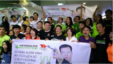 &ldquo;Biển người&rdquo; ch&agrave;o đ&oacute;n xạ thủ Ho&agrave;ng Xu&acirc;n Vinh tại s&acirc;n bay Nội B&agrave;i