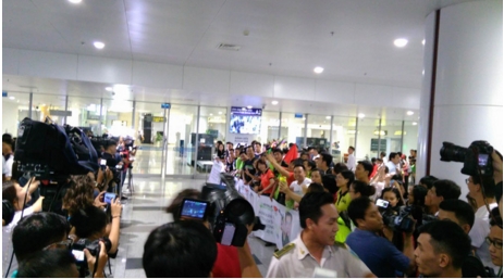 &ldquo;Biển người&rdquo; ch&agrave;o đ&oacute;n xạ thủ Ho&agrave;ng Xu&acirc;n Vinh tại s&acirc;n bay Nội B&agrave;i