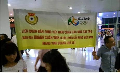 &ldquo;Biển người&rdquo; ch&agrave;o đ&oacute;n xạ thủ Ho&agrave;ng Xu&acirc;n Vinh tại s&acirc;n bay Nội B&agrave;i