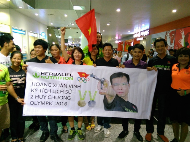 &ldquo;Biển người&rdquo; ch&agrave;o đ&oacute;n xạ thủ Ho&agrave;ng Xu&acirc;n Vinh tại s&acirc;n bay Nội B&agrave;i