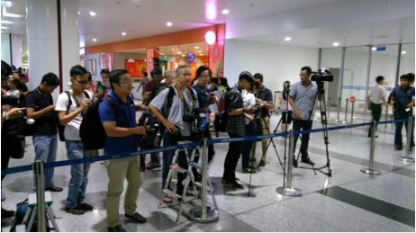 &ldquo;Biển người&rdquo; ch&agrave;o đ&oacute;n xạ thủ Ho&agrave;ng Xu&acirc;n Vinh tại s&acirc;n bay Nội B&agrave;i