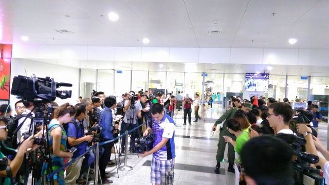 &ldquo;Biển người&rdquo; ch&agrave;o đ&oacute;n xạ thủ Ho&agrave;ng Xu&acirc;n Vinh tại s&acirc;n bay Nội B&agrave;i