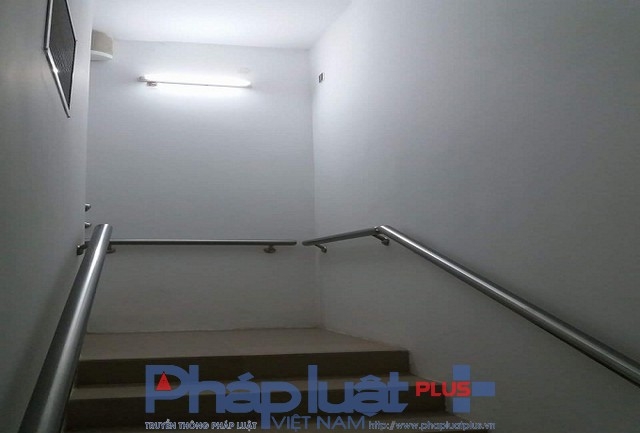 B&ecirc;n trong hầm tho&aacute;t hiểm.