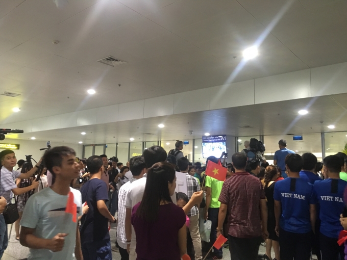 H&agrave;ng ngh&igrave;n người h&acirc;m mộ chờ đợi ch&agrave;o đ&oacute;n Ho&agrave;ng Xu&acirc;n Vinh.