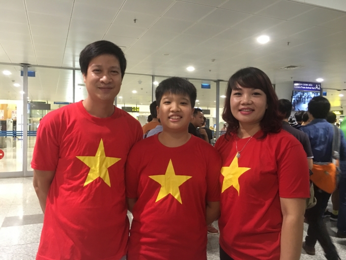 Một gia đ&igrave;nh ở H&agrave; Nội đến đ&acirc;y từ rất sớm với trang phục