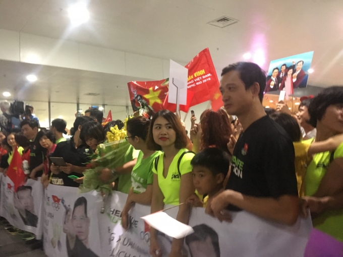 Nhiều bạn trẻ mang theo h&igrave;nh ảnh của nh&agrave; t&agrave;i trợ đến ch&agrave;o đ&oacute;n.