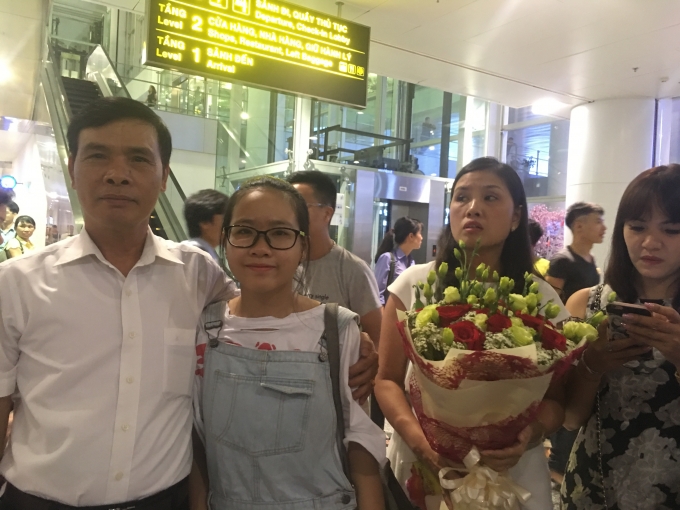 Đại gia đ&igrave;nh Ho&agrave;ng Xu&acirc;n Vinh tới ch&agrave;o đ&oacute;n anh trở về.