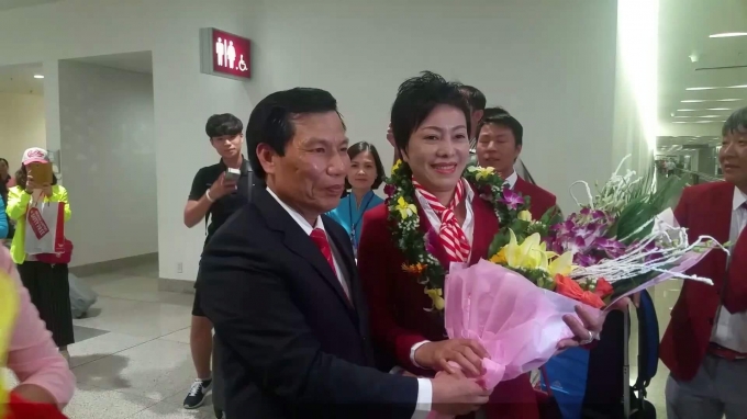 Bộ trưởng Nguyễn Ngọc Thiện ch&uacute;c mừng HLV Nguyễn Thị Nhung v&agrave; đội tuyển Bắn s&uacute;ng Quốc gia.