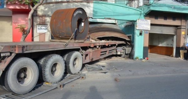 TP HCM: Xe container tông liên hoàn làm 2 người thương vong