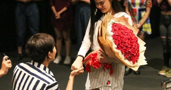 Tim cầu hôn Trương Quỳnh Anh trong rạp chiếu phim sau 5 năm gắn bó