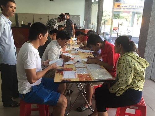 Th&iacute; sinh v&agrave; phụ huynh đăng k&yacute; x&eacute;t tuyển ĐH đợt 1 tại Bưu điện Trung t&acirc;m TP Thanh H&oacute;a.