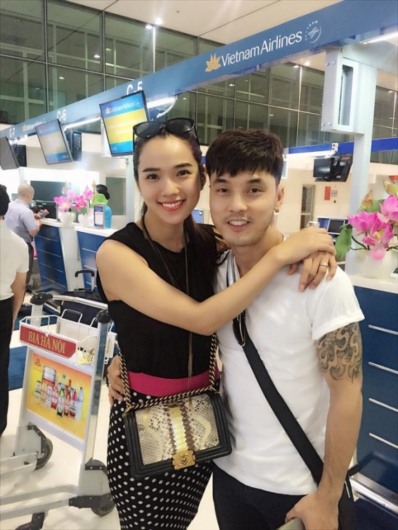 Được biết, từ khi đăng k&iacute; kết h&ocirc;n, si&ecirc;u mẫu Kim Cương đ&atilde; hạn chế c&aacute;c hoạt động nghệ thuật để l&agrave;m hậu phương hỗ trợ cho chồng m&igrave;nh.