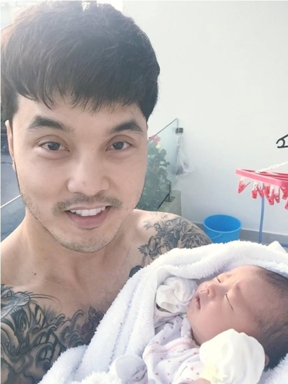 Cu cậu được bố Ưng Ho&agrave;ng Ph&uacute;c đặt t&ecirc;n l&agrave; Nguyễn Quốc Minh.