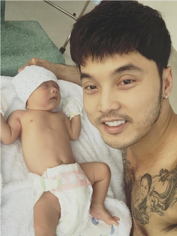 Từ khi c&oacute; con, Ưng Ho&agrave;ng Ph&uacute;c trở n&ecirc;n điềm đạm v&agrave; chững chạc hơn rất nhiều.