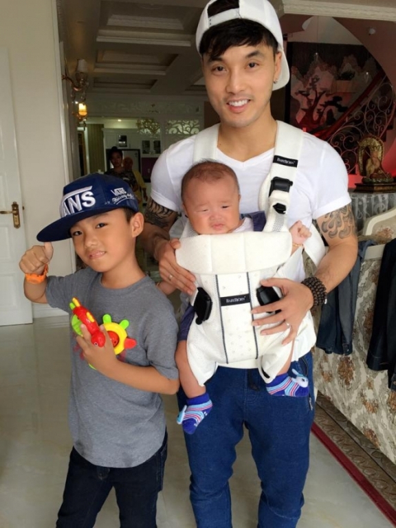 Ưng Ho&agrave;ng Ph&uacute;c cũng coi cậu con trai ri&ecirc;ng của Kim Cương như con đẻ của m&igrave;nh.